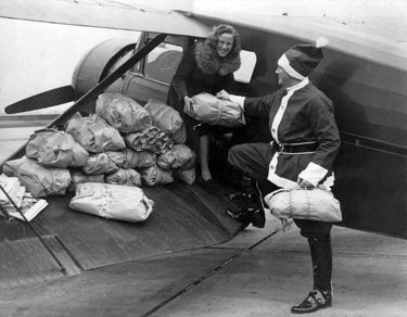 1940 - Anna-Myrle and Edward Rowe Snow loading plane